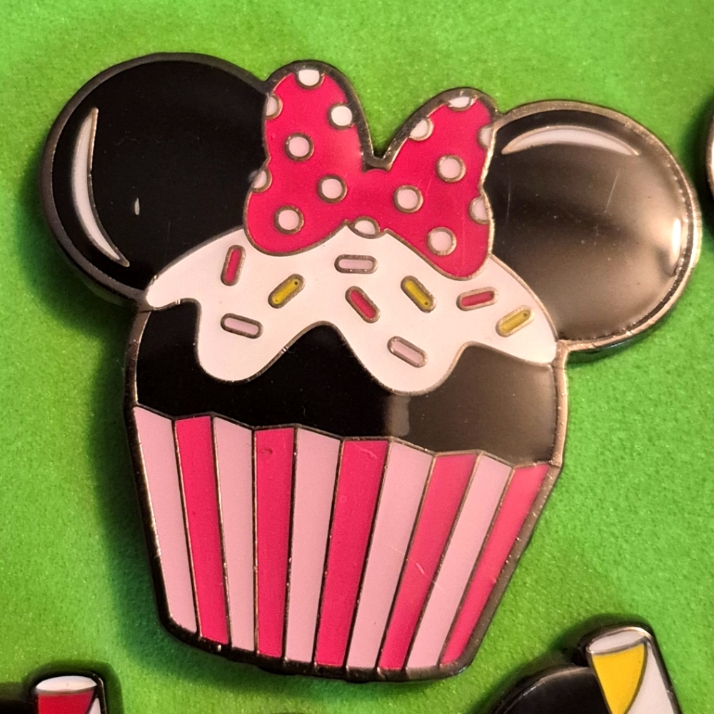 Disney Minnie Mouse Cupcake enamel pin